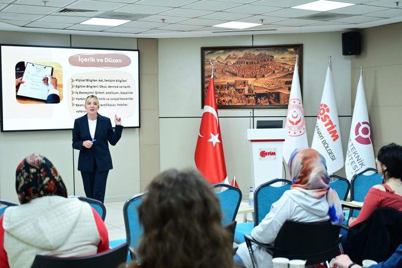 Kız Öğrencilerin ve Üniversite Mezunu Kadınların Kariyer Yolculuklarını Destekliyoruz